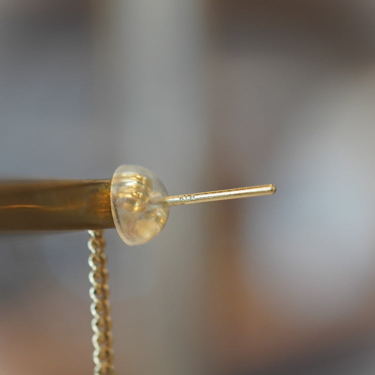 ゴールドパーツ揺れる ロングチェーンピアス