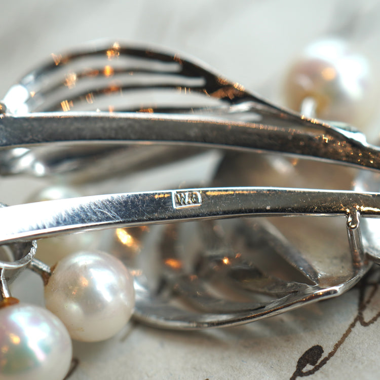 愛らしいパールブローチ