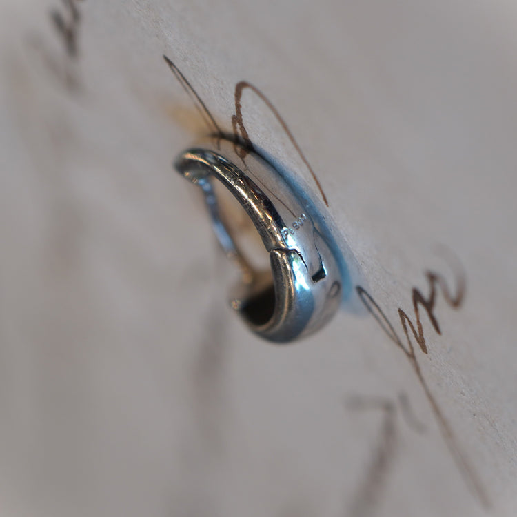 小さな プラチナフープピアス