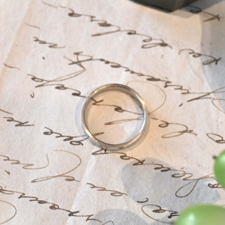 シンプルなラインリング