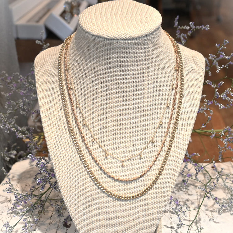 カットボールが可愛く揺れる ゴールドチェーン