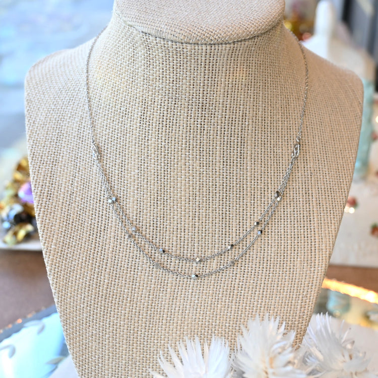 カットパーツが華やかな プラチナネックレス