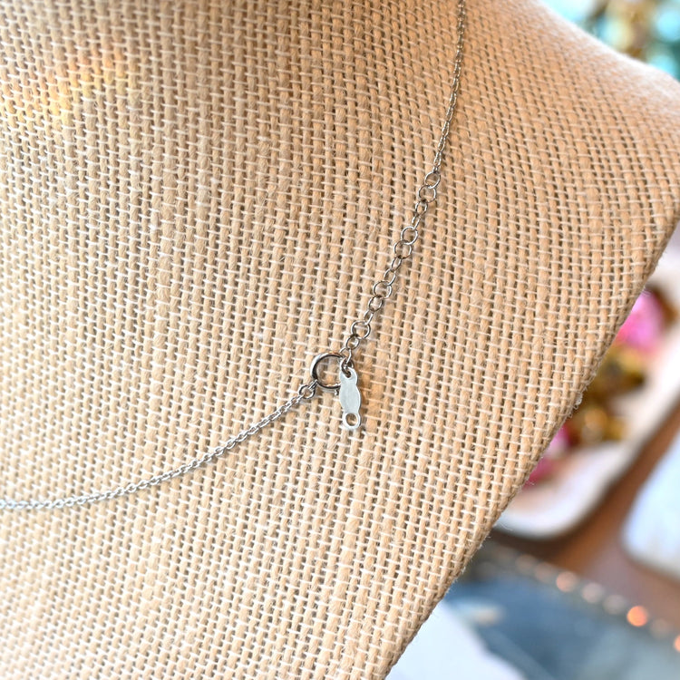 カットパーツが華やかな プラチナネックレス