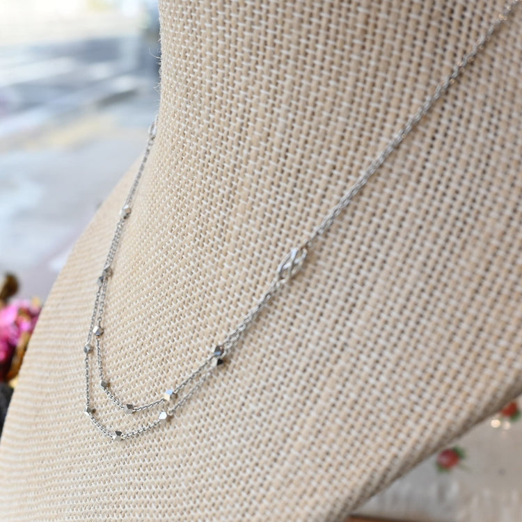 カットパーツが華やかな プラチナネックレス