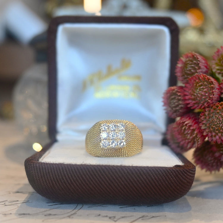 9石のダイヤモンドが輝くデザインリング