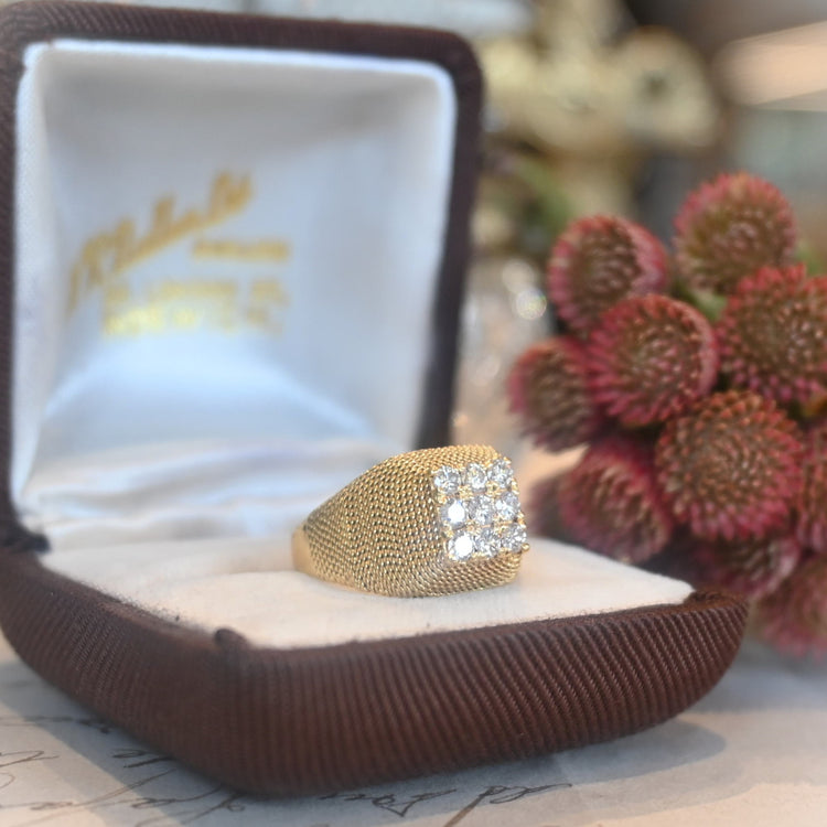 9石のダイヤモンドが輝くデザインリング