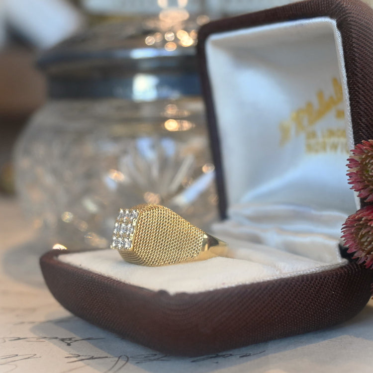 9石のダイヤモンドが輝くデザインリング