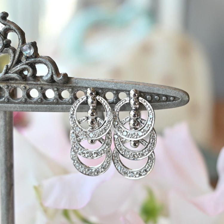 揺れるダイヤモンドが 華やかなイヤリング