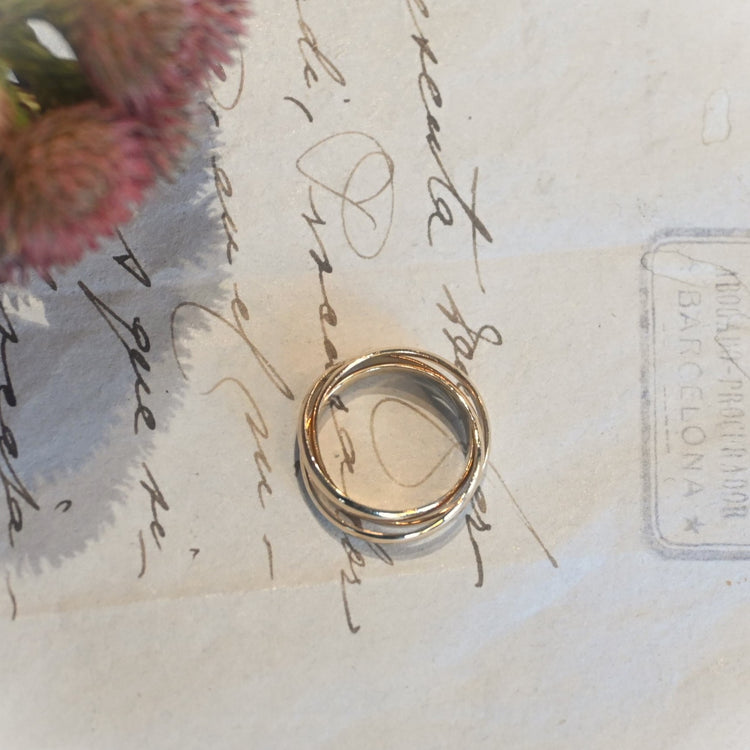 シンプルな 3連リング