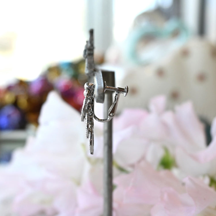 揺れるダイヤモンドが 華やかなイヤリング