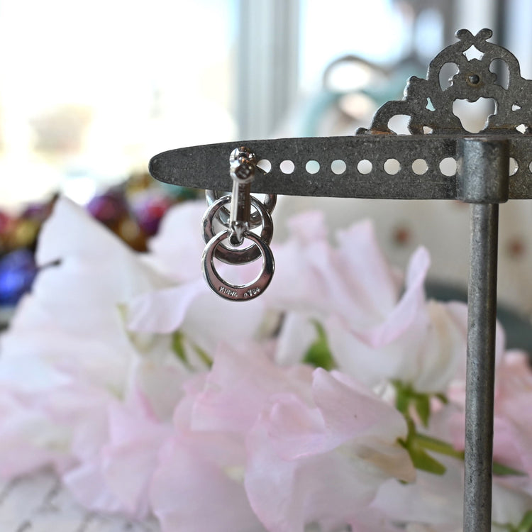 揺れるダイヤモンドが 華やかなイヤリング