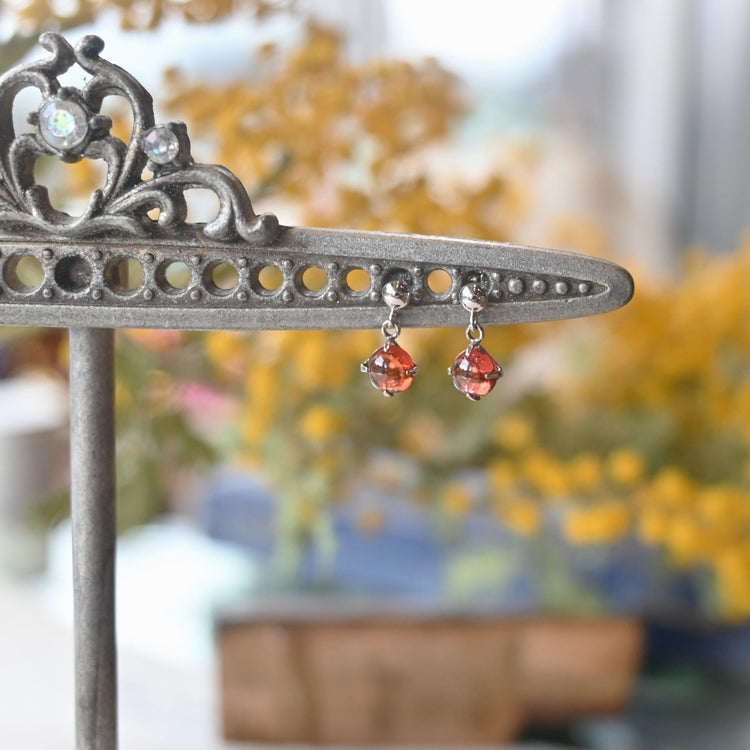 ガーネットが可愛い 小さなピアス