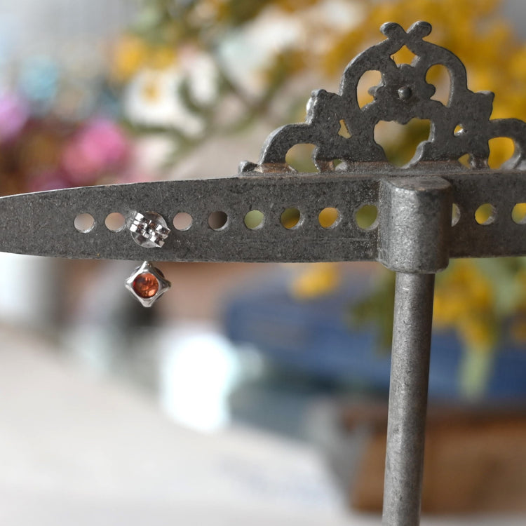 ガーネットが可愛い 小さなピアス