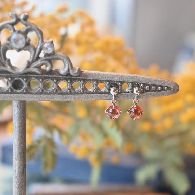 ガーネットが可愛い 小さなピアス