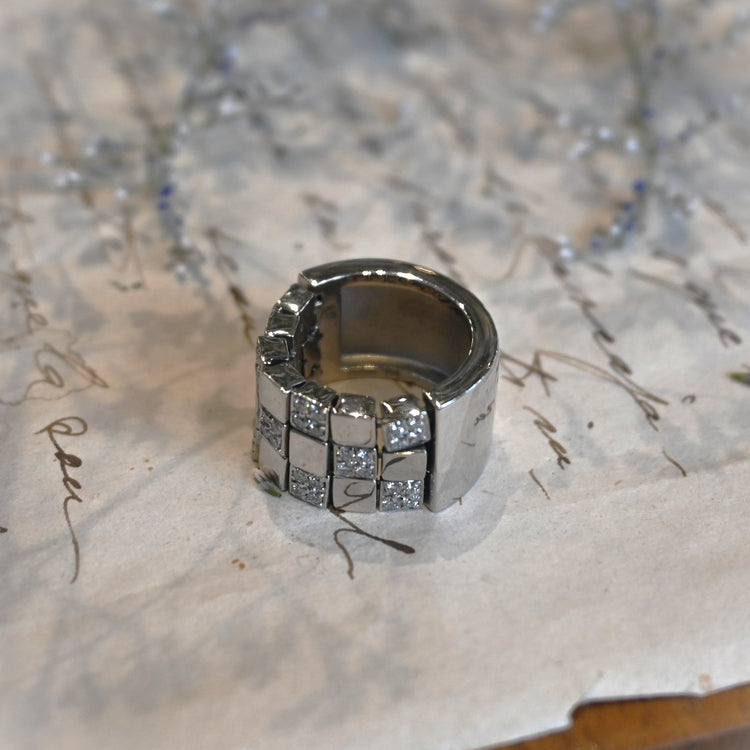 ゴージャスな RUGIADA ホワイトゴールドリング