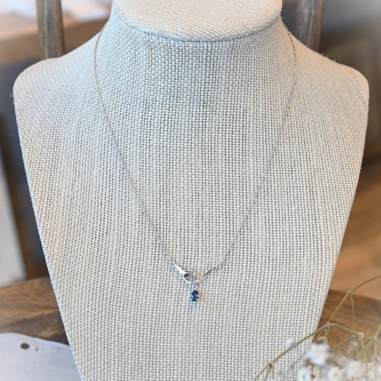 サファイアが静かに光る ネックレス
