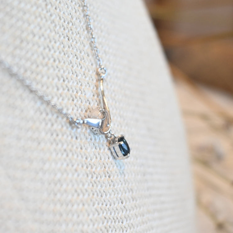 サファイアが静かに光る ネックレス