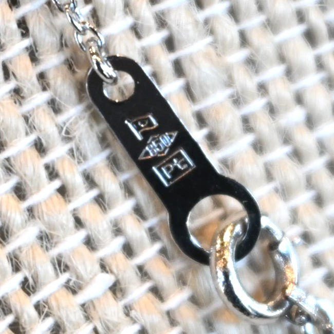 サファイアが静かに光る ネックレス