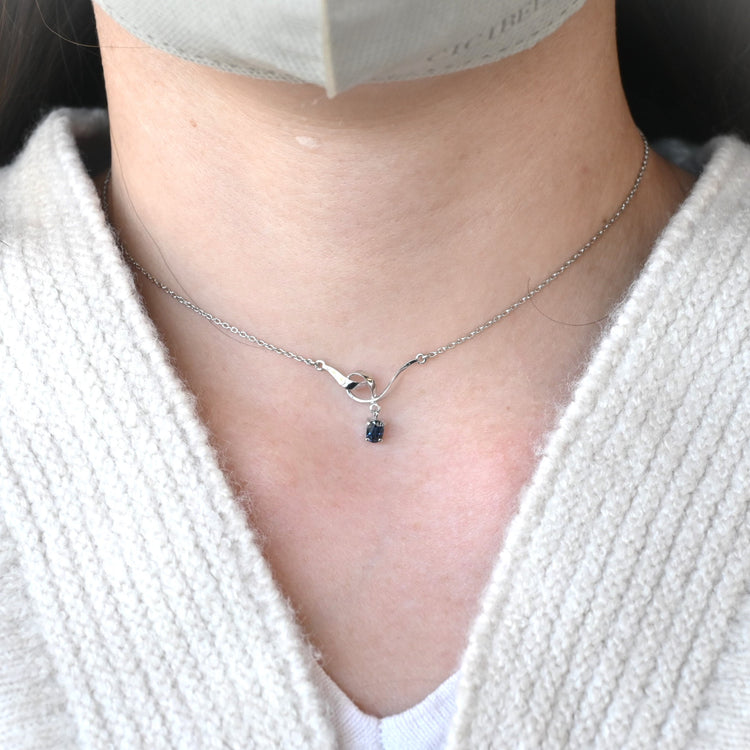 サファイアが静かに光る ネックレス