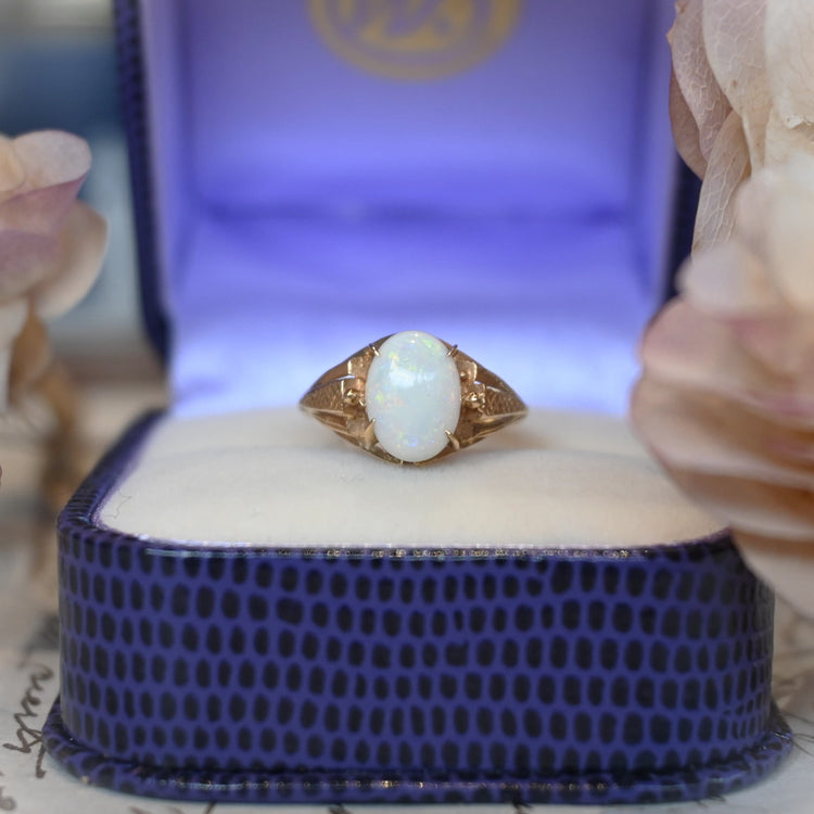 彫りの美しいオパールリング