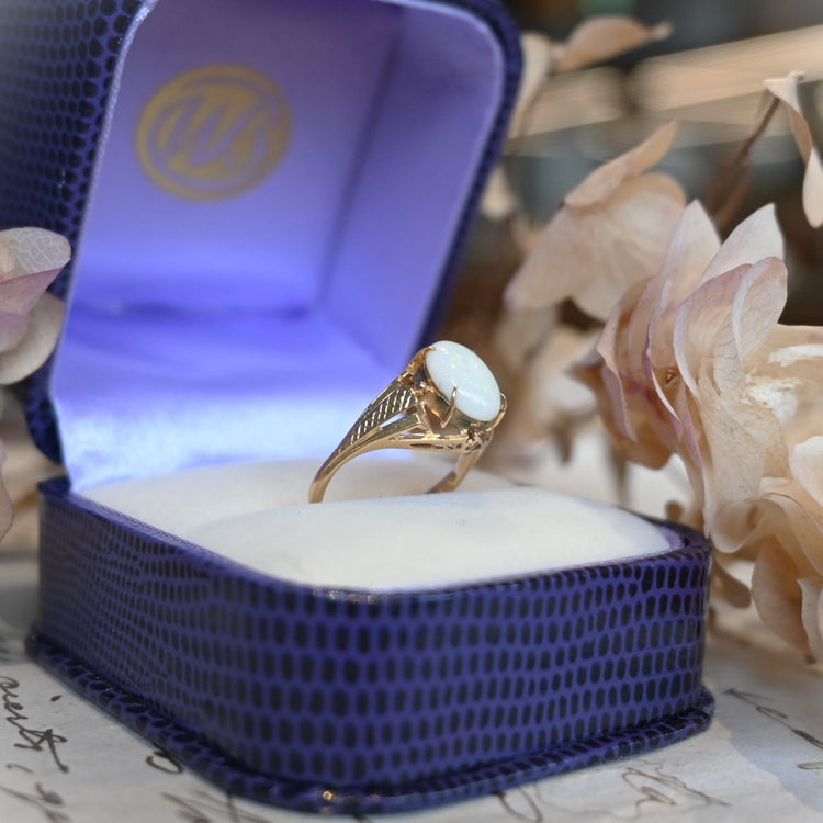 彫りの美しいオパールリング