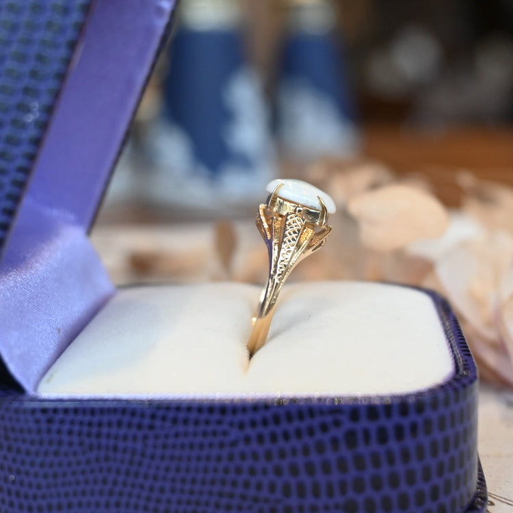 彫りの美しいオパールリング