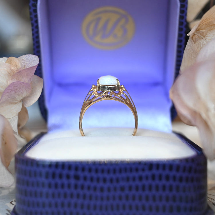 彫りの美しいオパールリング