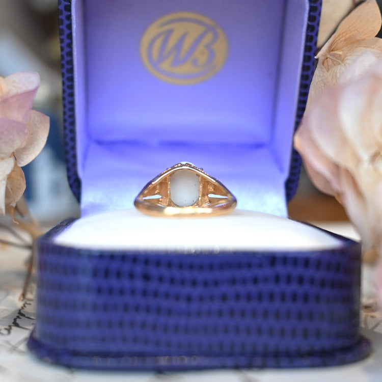 彫りの美しいオパールリング