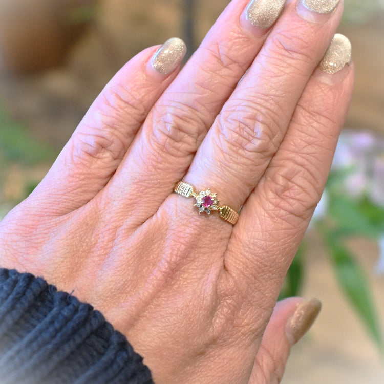 可愛らしい ルビーデザインリング