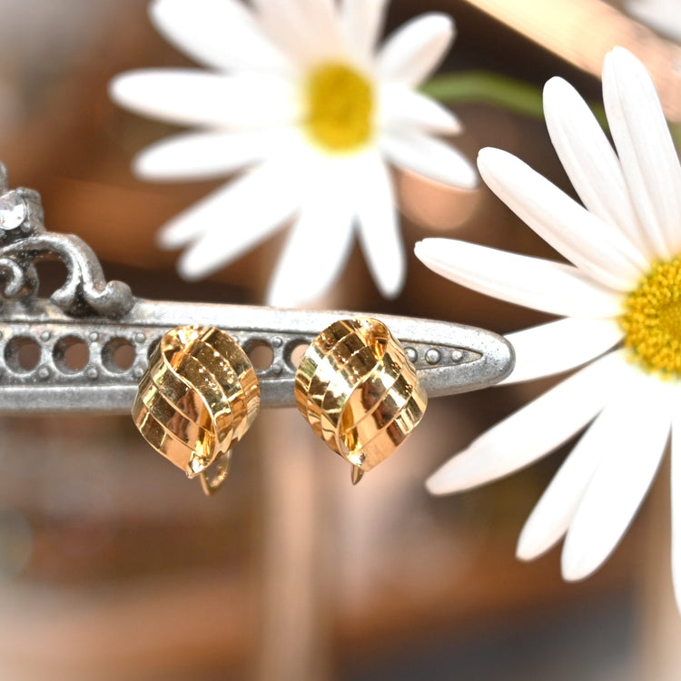 軽やかな ゴールドイヤリング