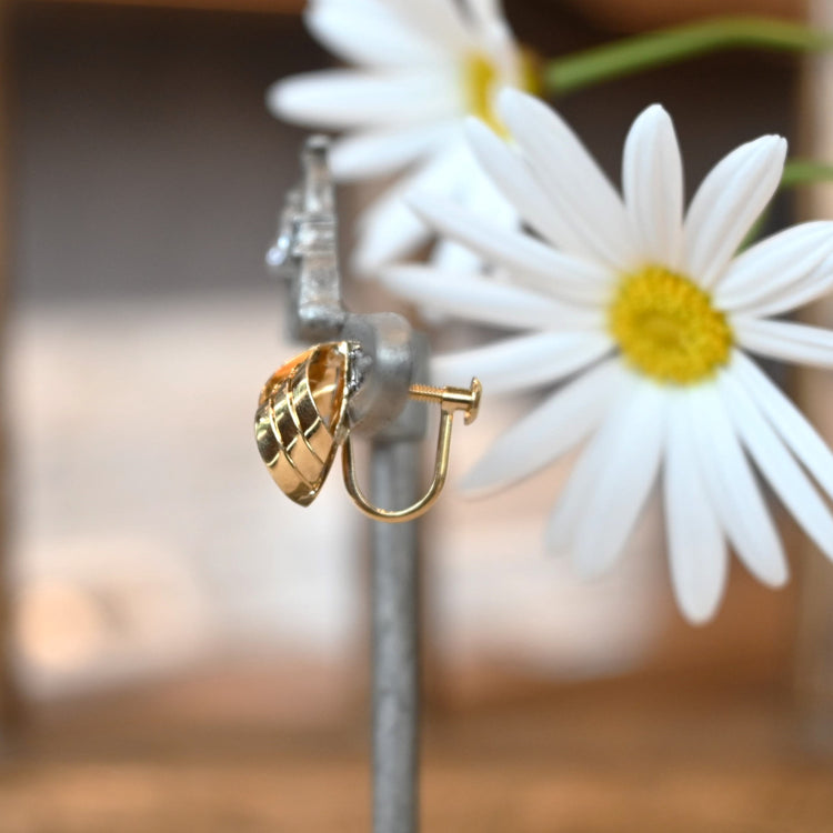 軽やかな ゴールドイヤリング
