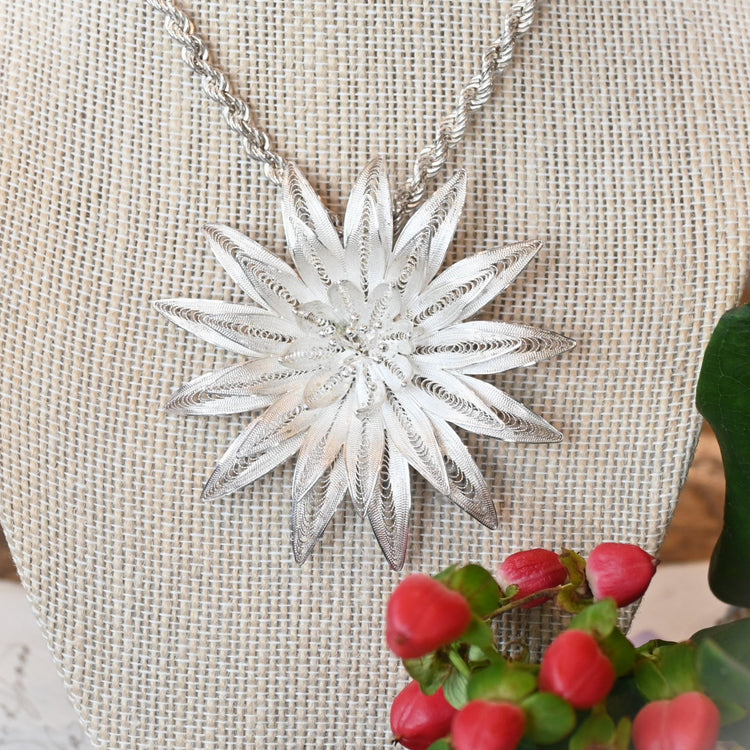 繊細なフラワーデザインのペンダントトップ