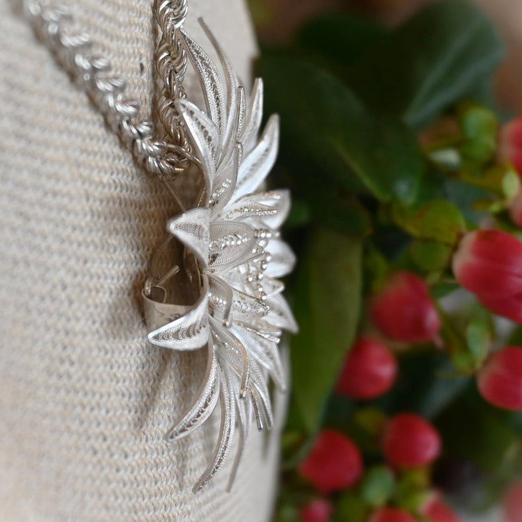 繊細なフラワーデザインのペンダントトップ