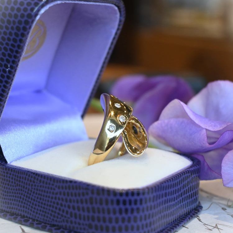 ユニークなサファイア デザインリング