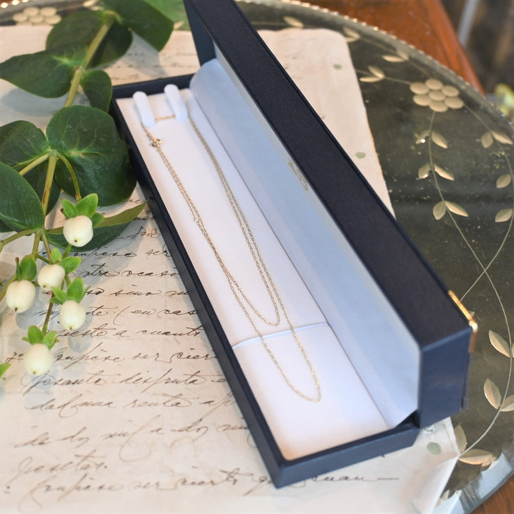 AGATHA 華奢な ロングネックレス