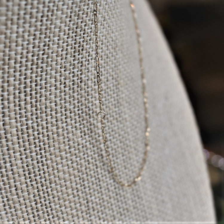AGATHA 華奢な ロングネックレス