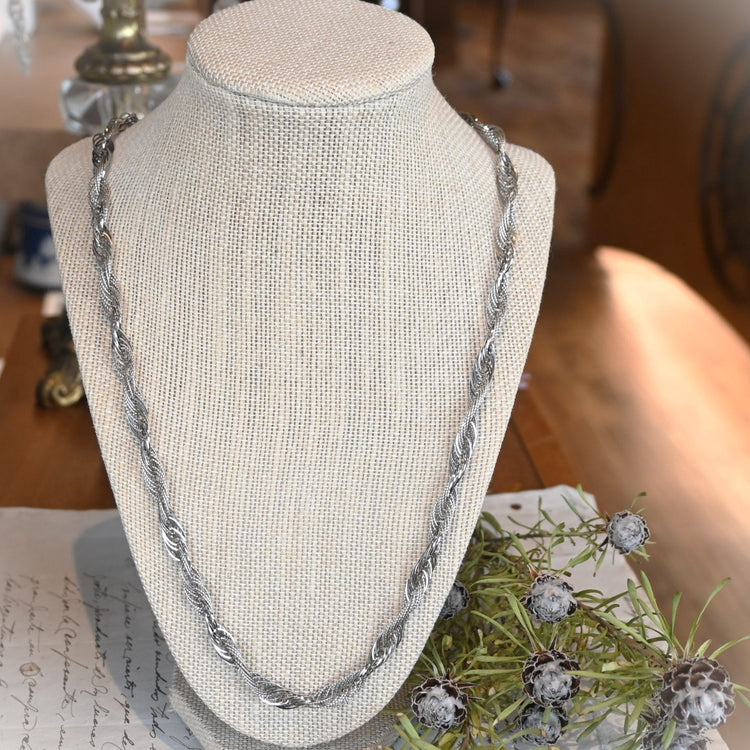 ゴージャスな スパイラルチェーンネックレス