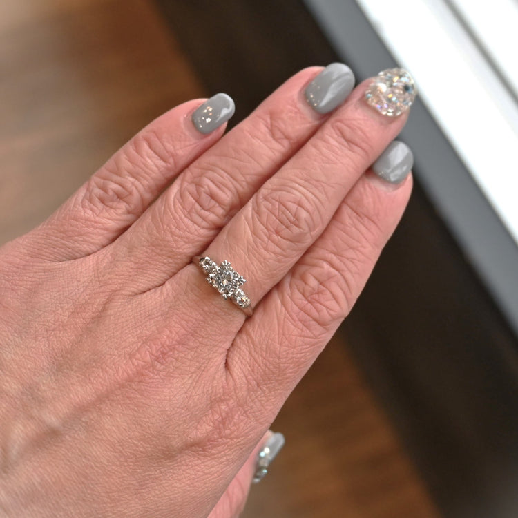 華やかなアクアマリンリング