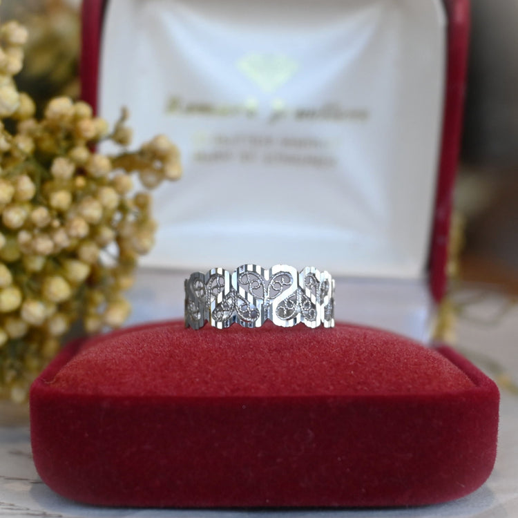 煌めきの美しい デザインリング