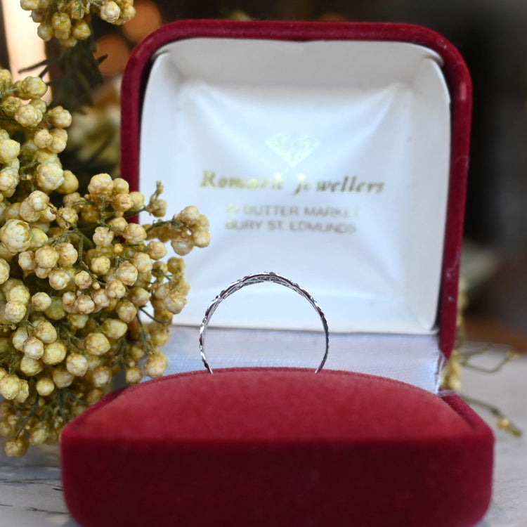 煌めきの美しい デザインリング