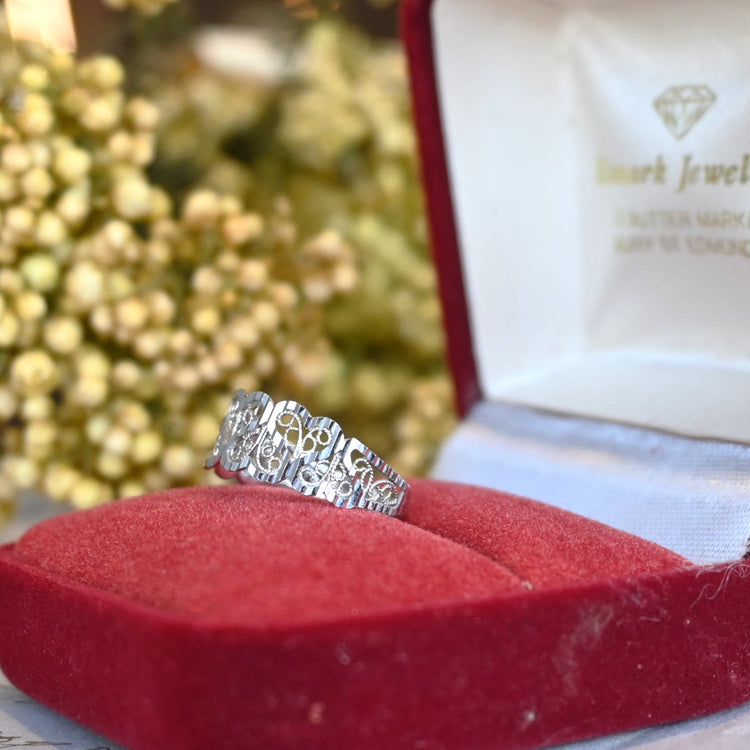 煌めきの美しい デザインリング