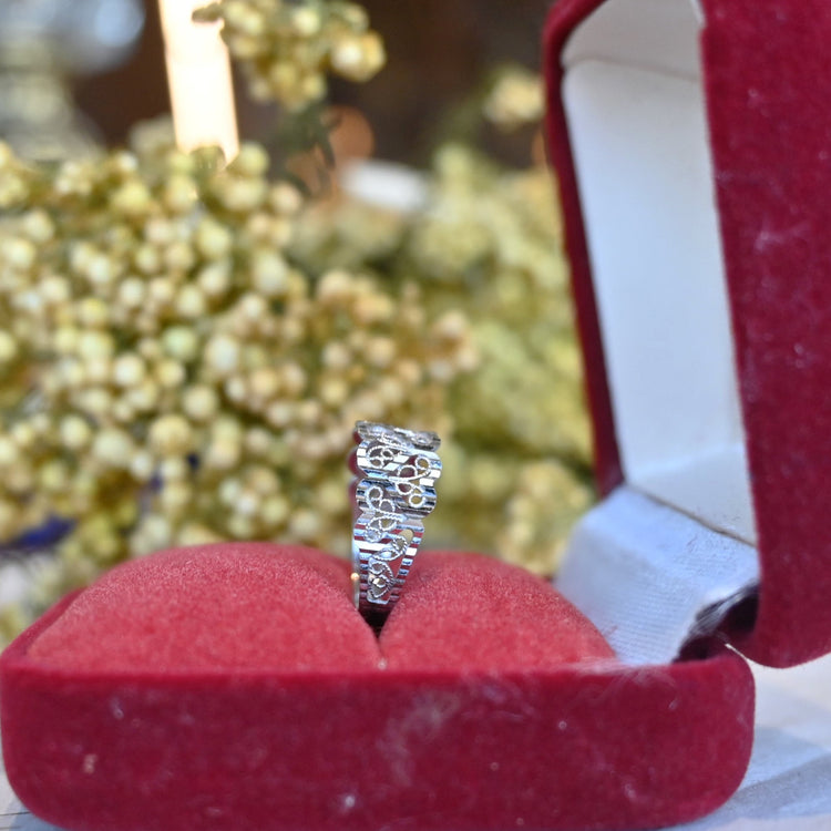 煌めきの美しい デザインリング