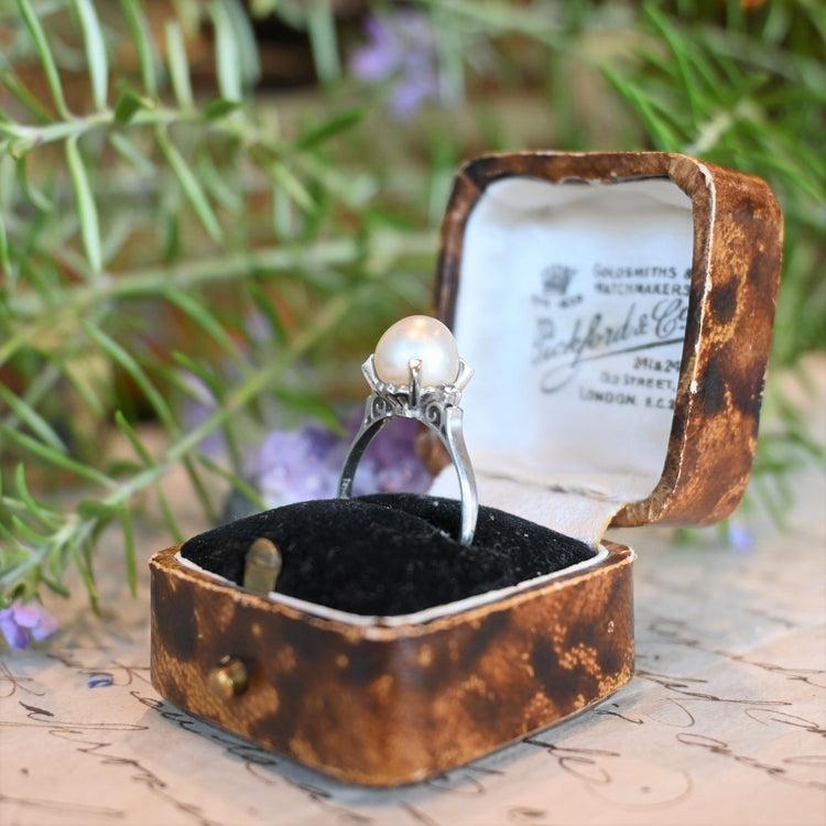 レトロな横顔が可愛い パールリング