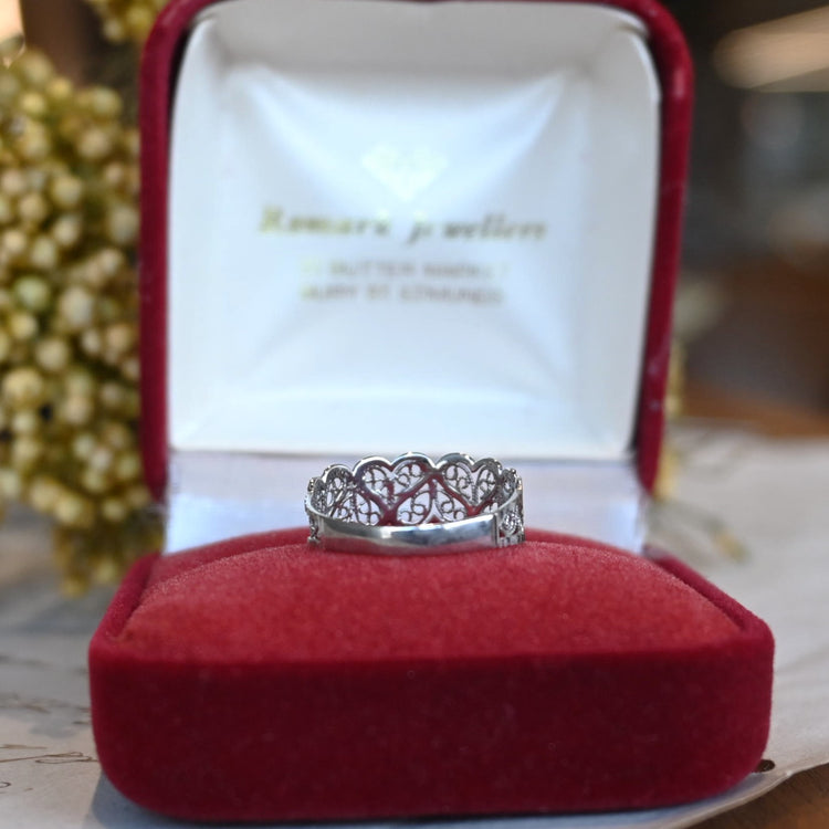 煌めきの美しい デザインリング