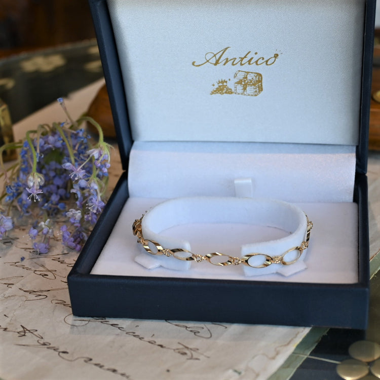 軽やかなパーツのデザインブレスレット