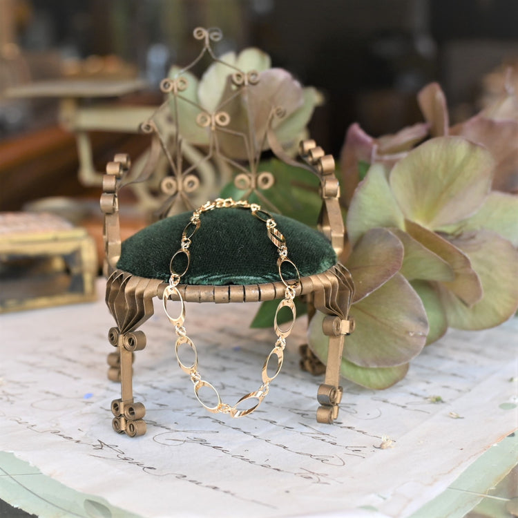 軽やかなパーツのデザインブレスレット