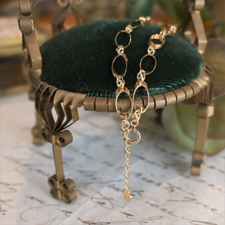 軽やかなパーツのデザインブレスレット