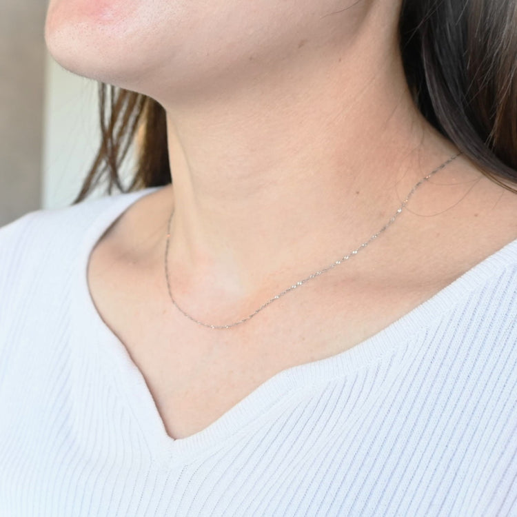 華奢な プラチナスクリューネックレス