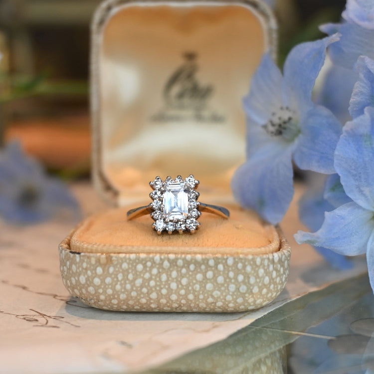 エメラルドカットの美しいホワイトトパーズ リング from UK