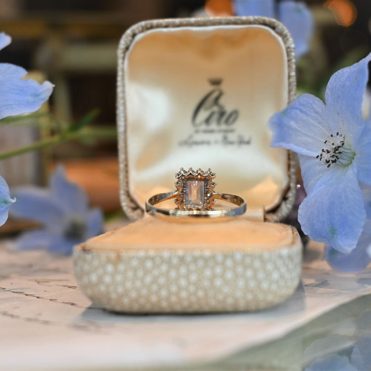 エメラルドカットの美しいホワイトトパーズ リング from UK